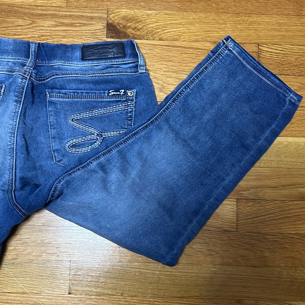 Seven7 pull on Capri jeans. Stretchy and super comfortable - Picture 4 of 6